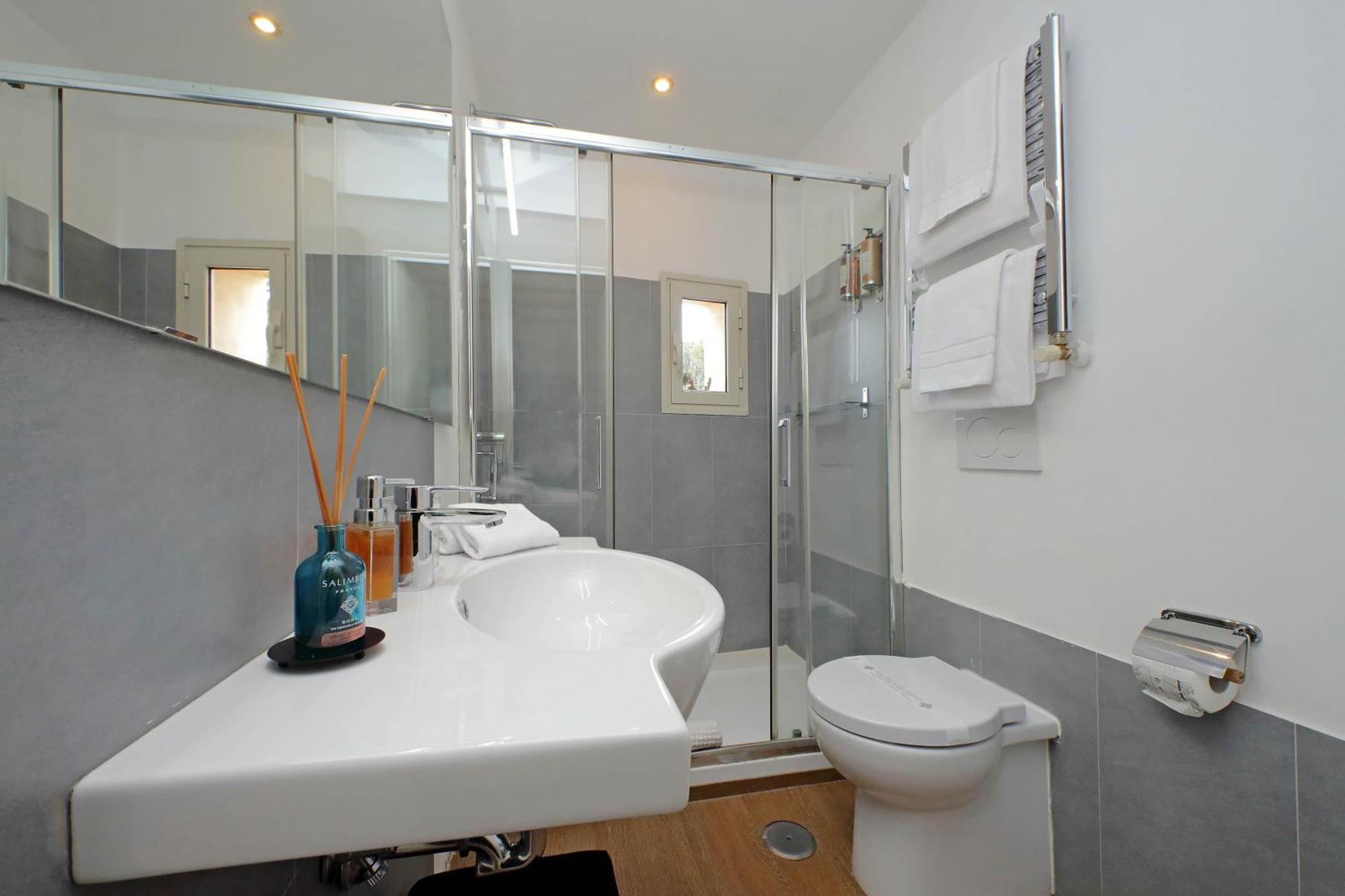 Charmsuite Michelangelo Apartment